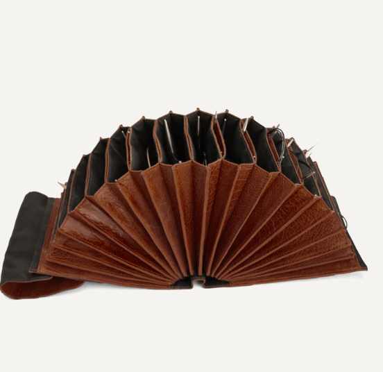 muud Betina XL Case Nadeletui aus hochwertigem Leder handgefertigtes Stricketui black whisky rich brown