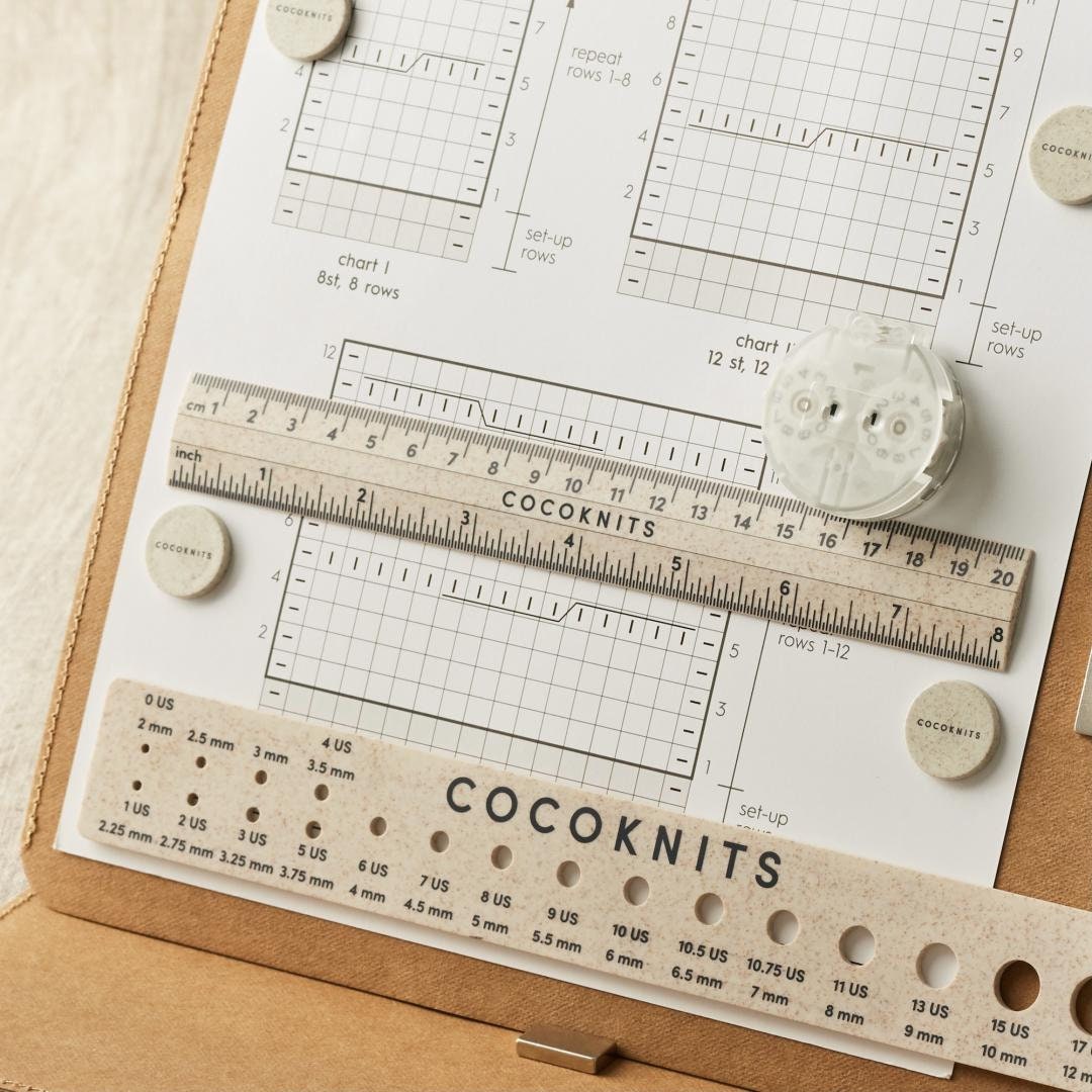 CocoKnits Lineal und Nadelmaß Set magnetisch Ruler and Needle Gauge Set Zubehör mm Inch