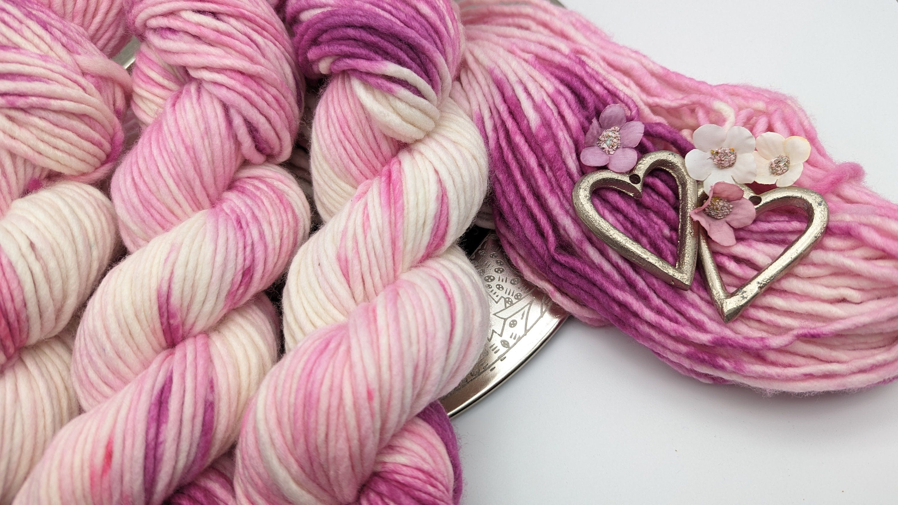 Handgefärbtes Garn 100g/100m Reine Schurwolle "Frosty Rose" Merino extrafine rosa - violett weiß