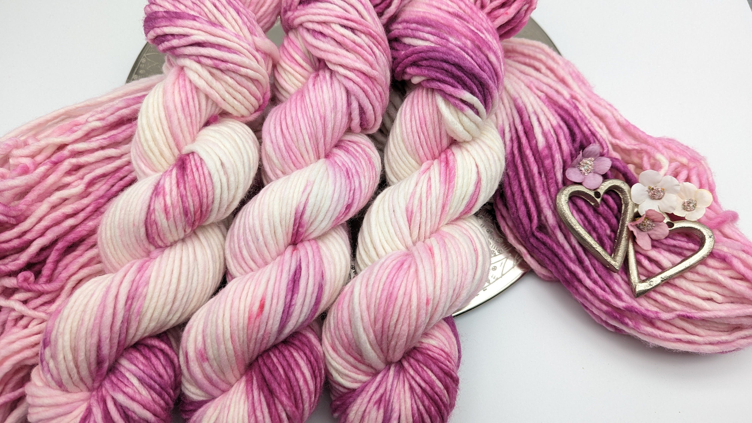 Handgefärbtes Garn 100g/100m Reine Schurwolle "Frosty Rose" Merino extrafine rosa - violett weiß