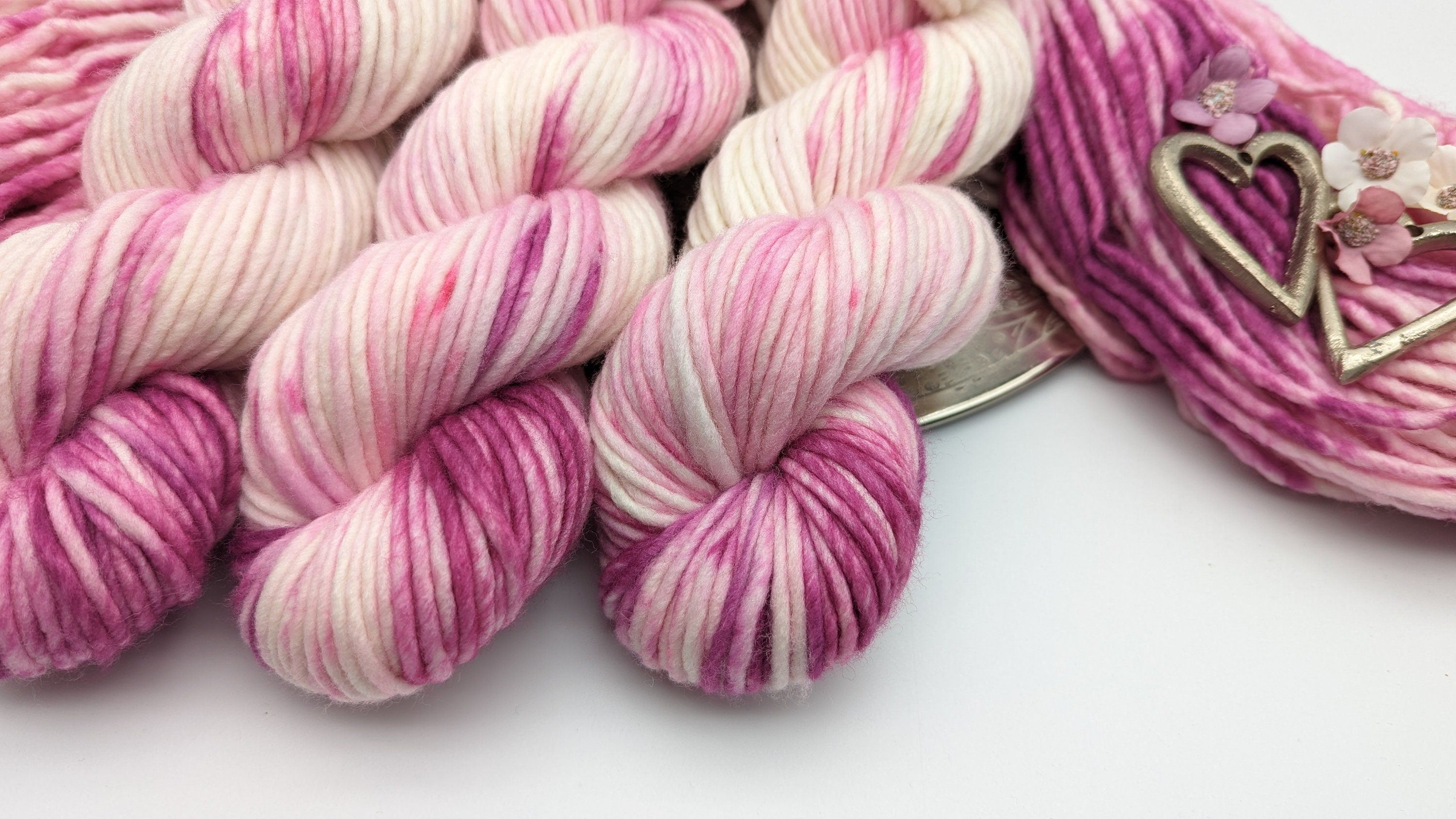 Handgefärbtes Garn 100g/100m Reine Schurwolle "Frosty Rose" Merino extrafine rosa - violett weiß