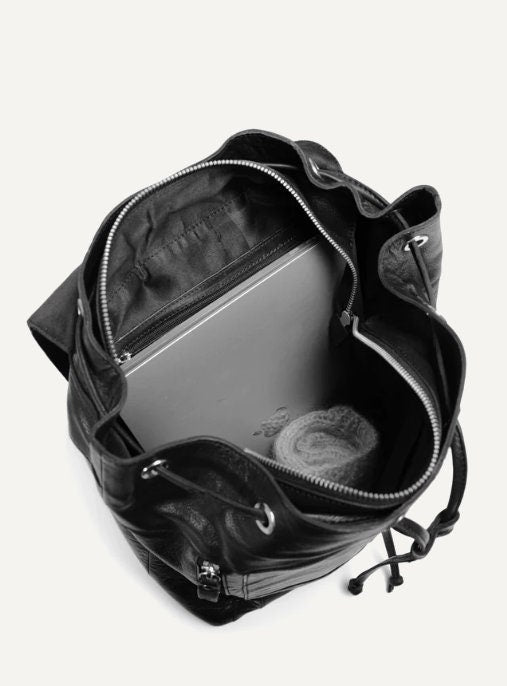 muud Gimo Rucksack aus hochwertigem Leder handgefertigt Farbe black whisky