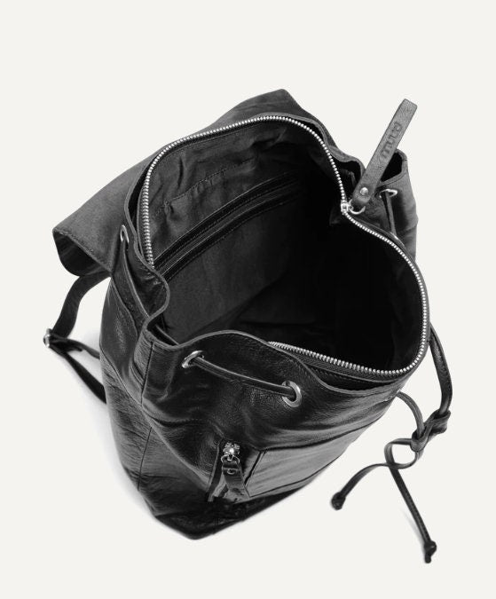 muud Gimo Rucksack aus hochwertigem Leder handgefertigt Farbe black whisky