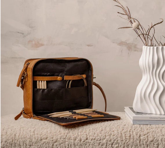 muud Cathy Crossbody - Tasche aus hochwertigem Leder handgefertigt black, whisky