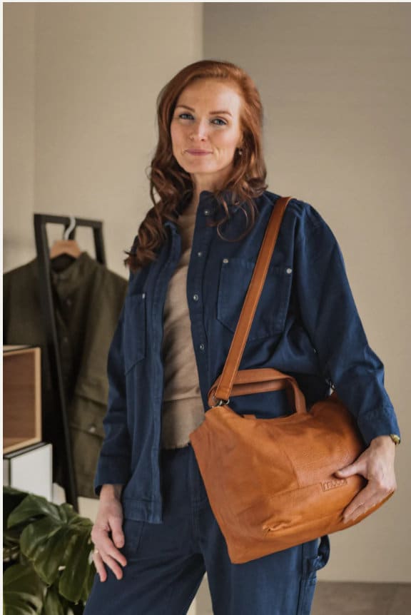 muud Hiba Projekttasche aus hochwertigem Leder handgefertigte Schultertasche black, whisky, rich brown