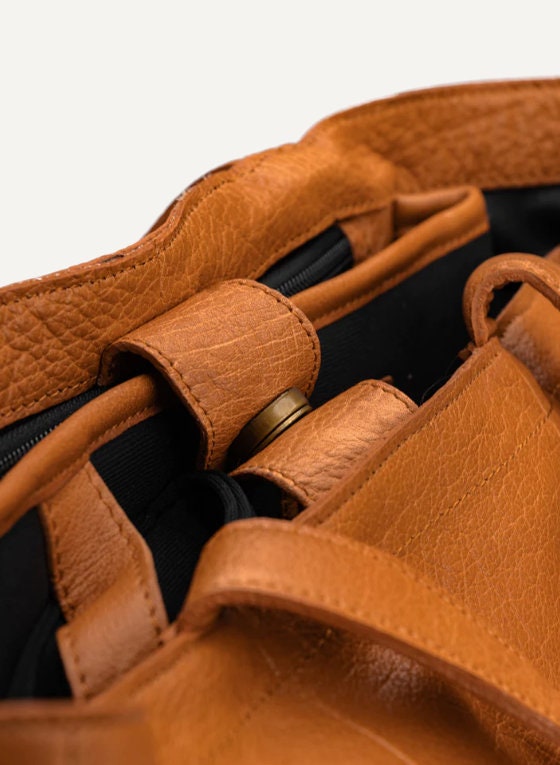 muud Hiba Projekttasche aus hochwertigem Leder handgefertigte Schultertasche black, whisky, rich brown