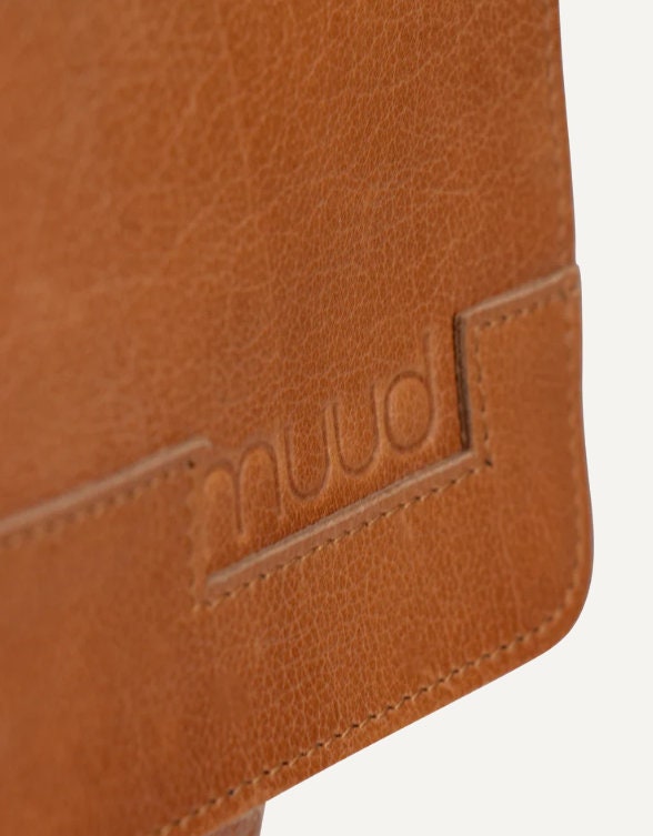 muud Arendal Projekttasche hochwertiges Leder handgefertigte Schultertasche black whisky rich brown