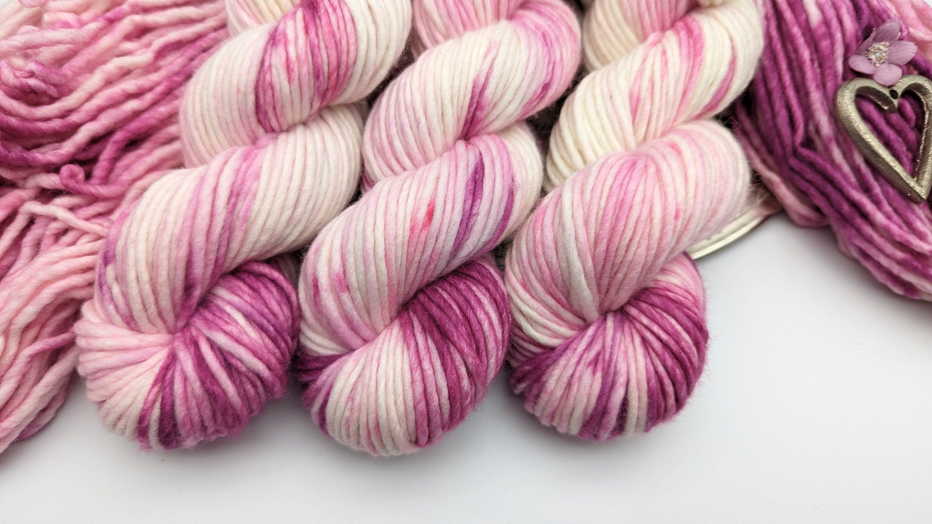 Handgefärbtes Garn 100g/100m Reine Schurwolle "Frosty Rose" Merino extrafine rosa - violett weiß