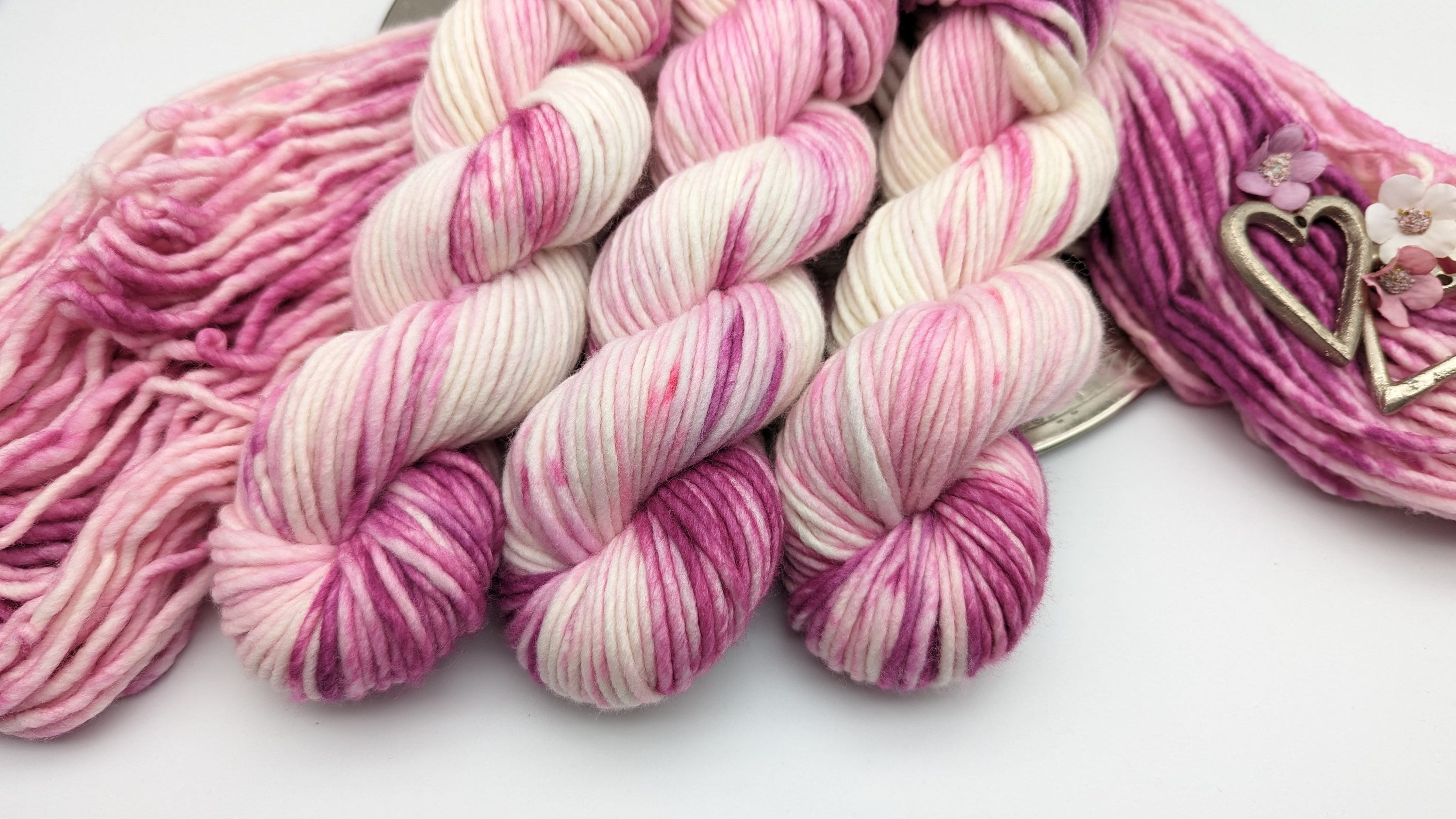 Handgefärbtes Garn 100g/100m Reine Schurwolle "Frosty Rose" Merino extrafine rosa - violett weiß
