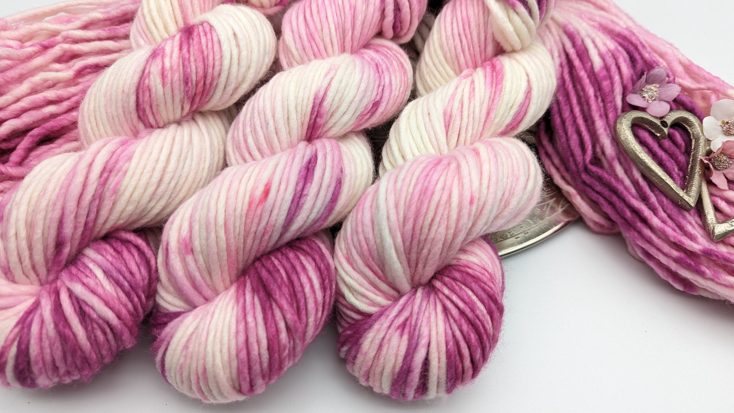 Handgefärbtes Garn 100g/100m Reine Schurwolle "Frosty Rose" Merino extrafine rosa - violett weiß