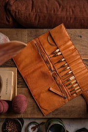 muud Stockholm Case Nadeletui Leder hochwertiges, handgefertigtes Stricketui black whisky