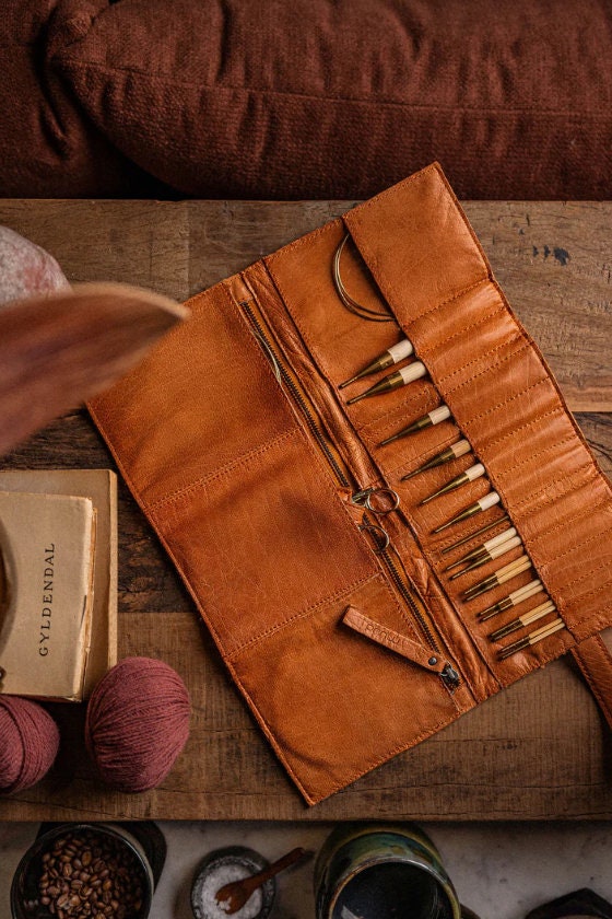 muud Stockholm Case Nadeletui Leder hochwertiges, handgefertigtes Stricketui black whisky