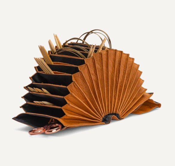 muud Betina XL Case Nadeletui aus hochwertigem Leder handgefertigtes Stricketui black whisky rich brown