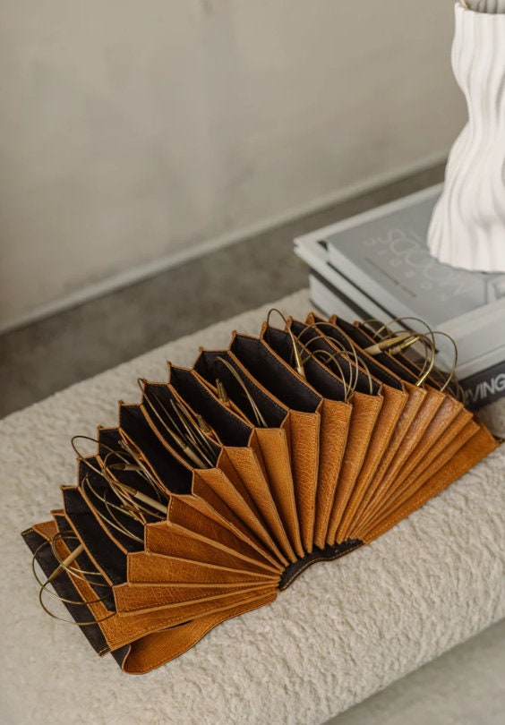 muud Betina XL Case Nadeletui aus hochwertigem Leder handgefertigtes Stricketui black whisky rich brown