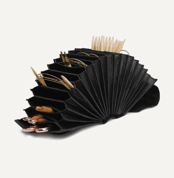 muud Betina XL Case Nadeletui aus hochwertigem Leder handgefertigtes Stricketui black whisky rich brown