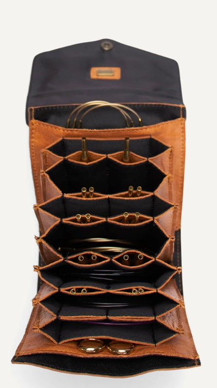 muud Betina Case Nadeletui aus hochwertigem Leder handgefertigtes Stricketui rich brown, black whisky