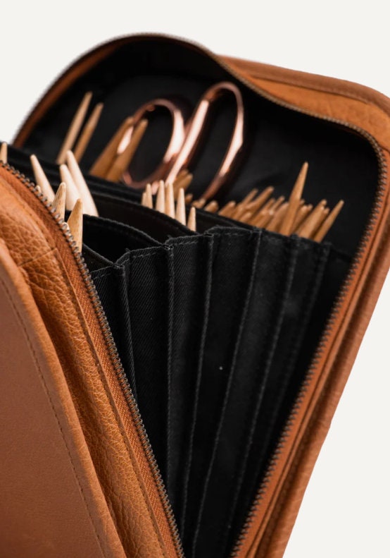 muud Voss Case Nadeletui hochwertiges Leder handgefertigtes Stricketui black whisky rich brown