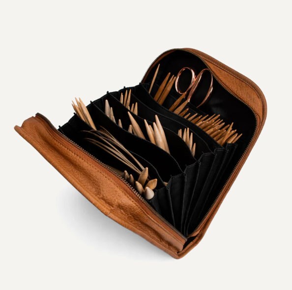 muud Voss Case Nadeletui hochwertiges Leder handgefertigtes Stricketui black whisky rich brown