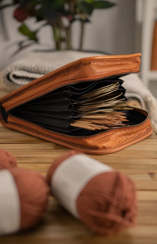 muud Voss Case Nadeletui hochwertiges Leder handgefertigtes Stricketui black whisky rich brown