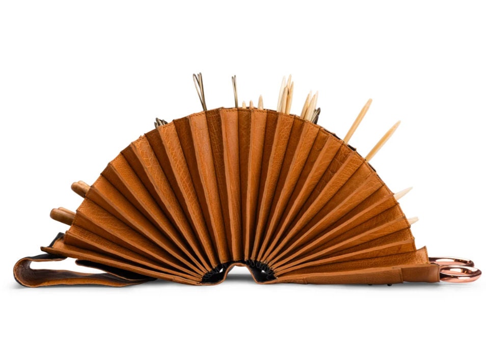 muud Betina XL Case Nadeletui aus hochwertigem Leder handgefertigtes Stricketui black whisky rich brown