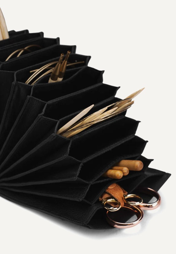 muud Betina XL Case Nadeletui aus hochwertigem Leder handgefertigtes Stricketui black whisky rich brown