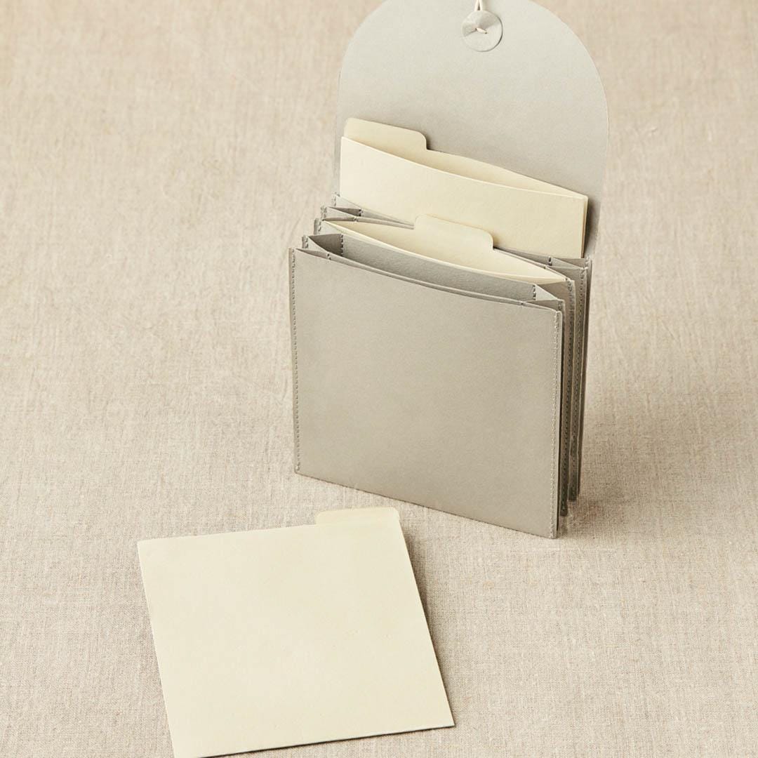 CocoKnits Projekt Wallet Projekttasche Zieharmonika Tasche grau grey braun kraft Zubehör