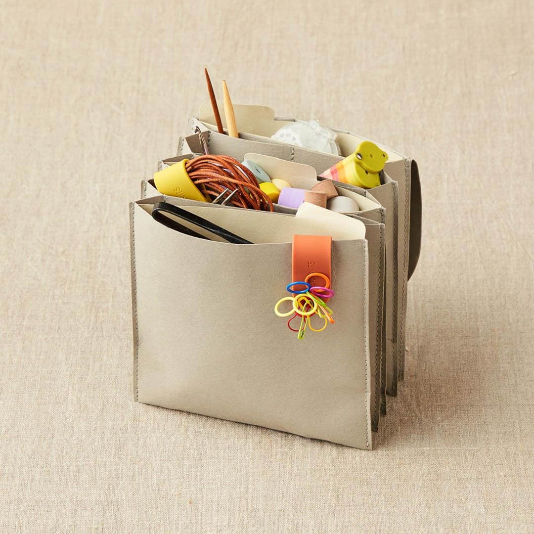 CocoKnits Projekt Wallet Projekttasche Zieharmonika Tasche grau grey braun kraft Zubehör