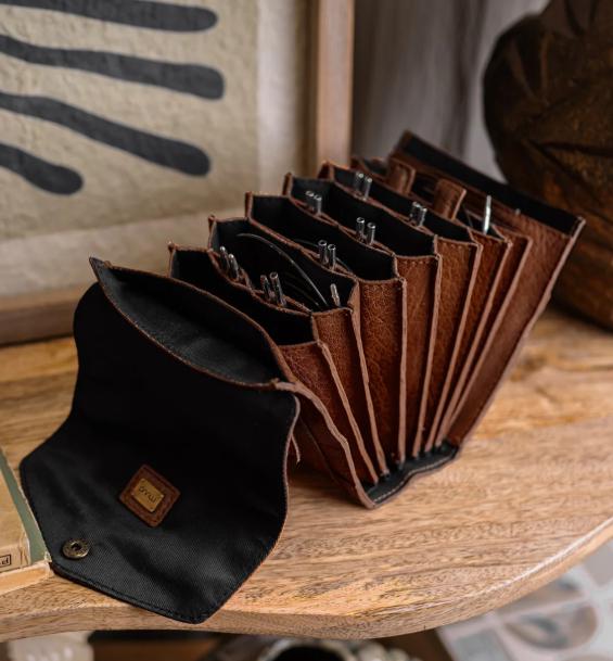 muud Betina Case Nadeletui aus hochwertigem Leder handgefertigtes Stricketui rich brown, black whisky