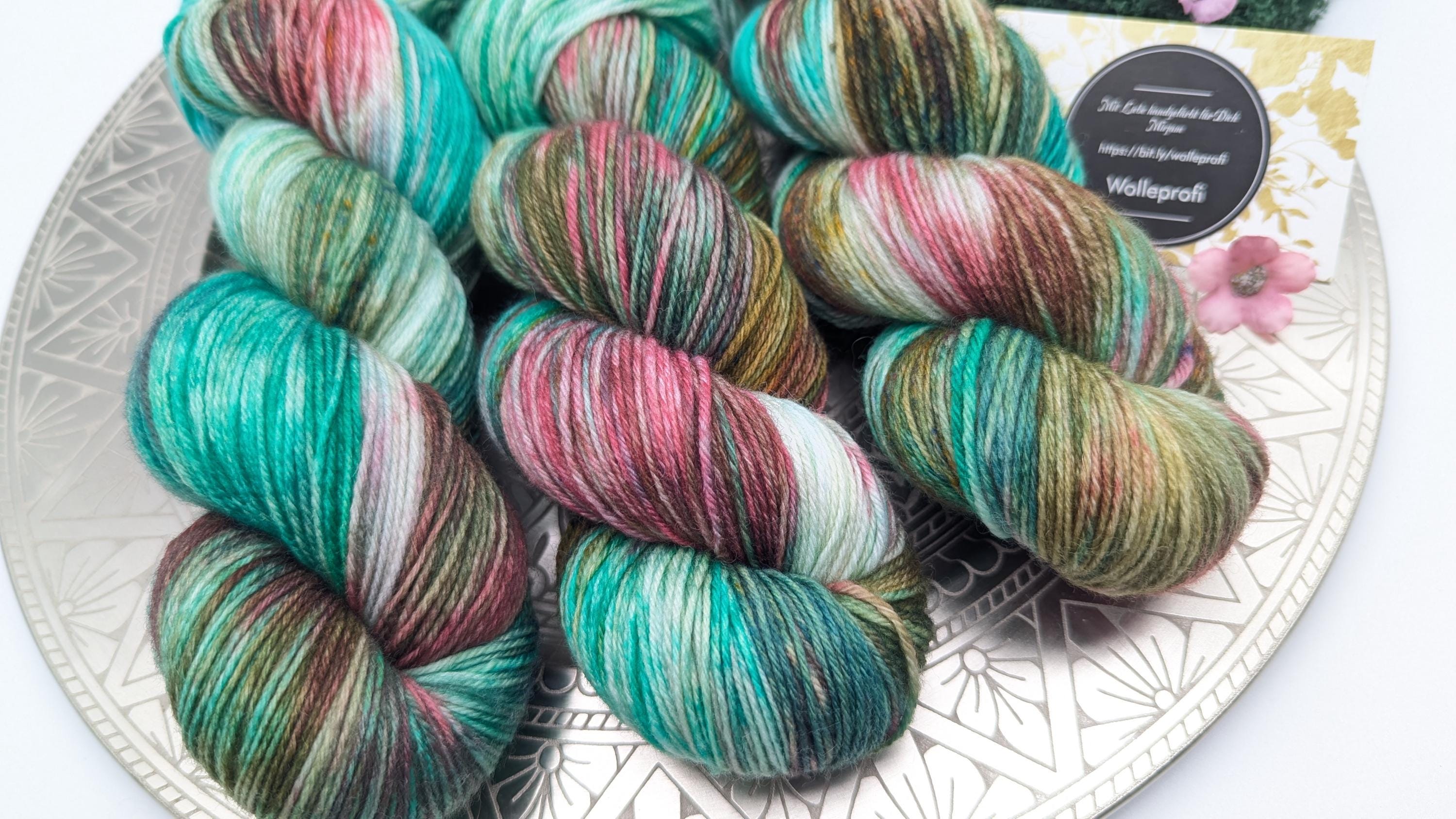 Handgefärbte Sockenwolle 4 fach 100g/420m LL Merino extrafine - "Waldlichtung" grün bordeaux