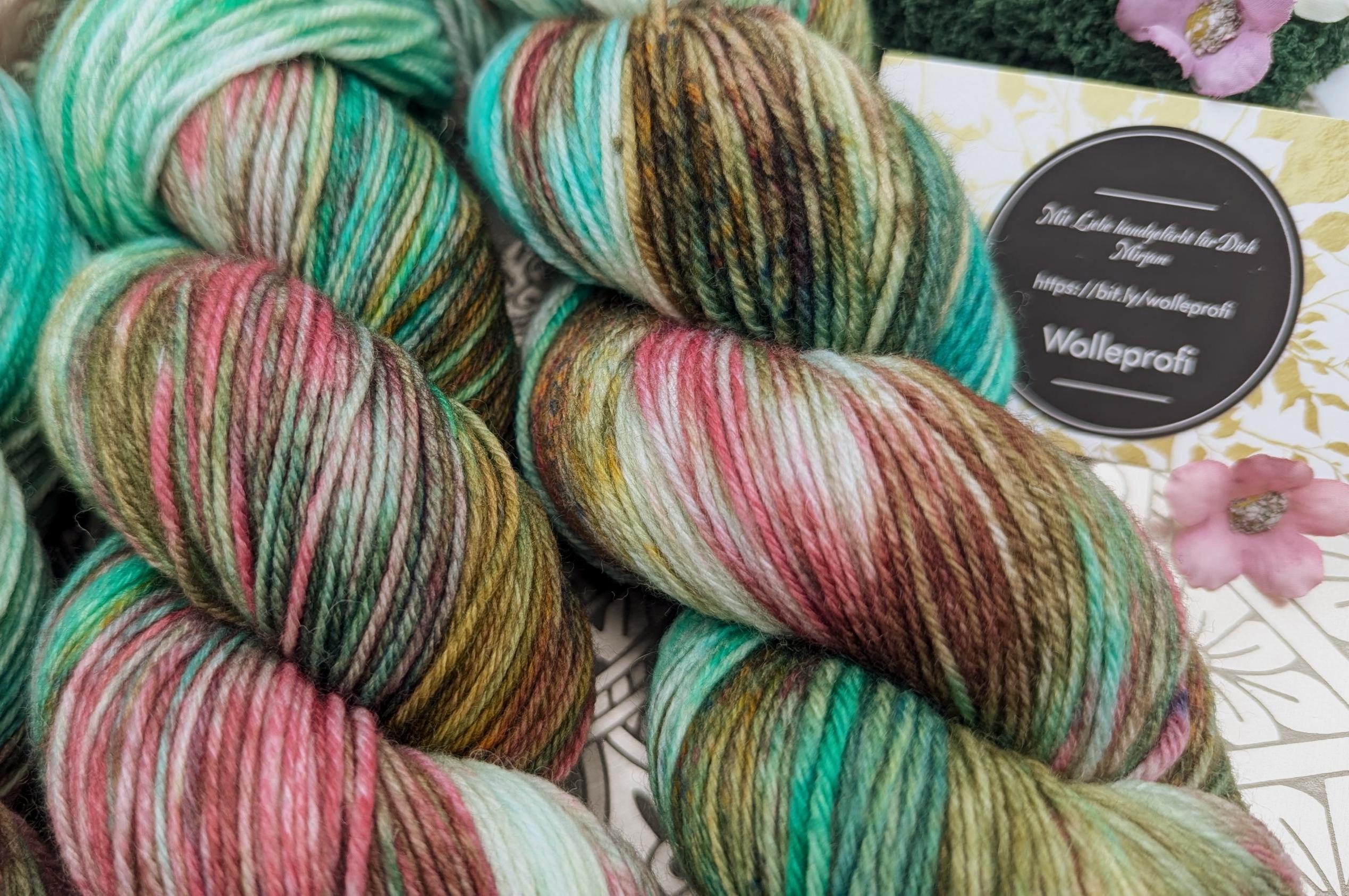 Handgefärbte Sockenwolle 4 fach 100g/420m LL Merino extrafine - "Waldlichtung" grün bordeaux