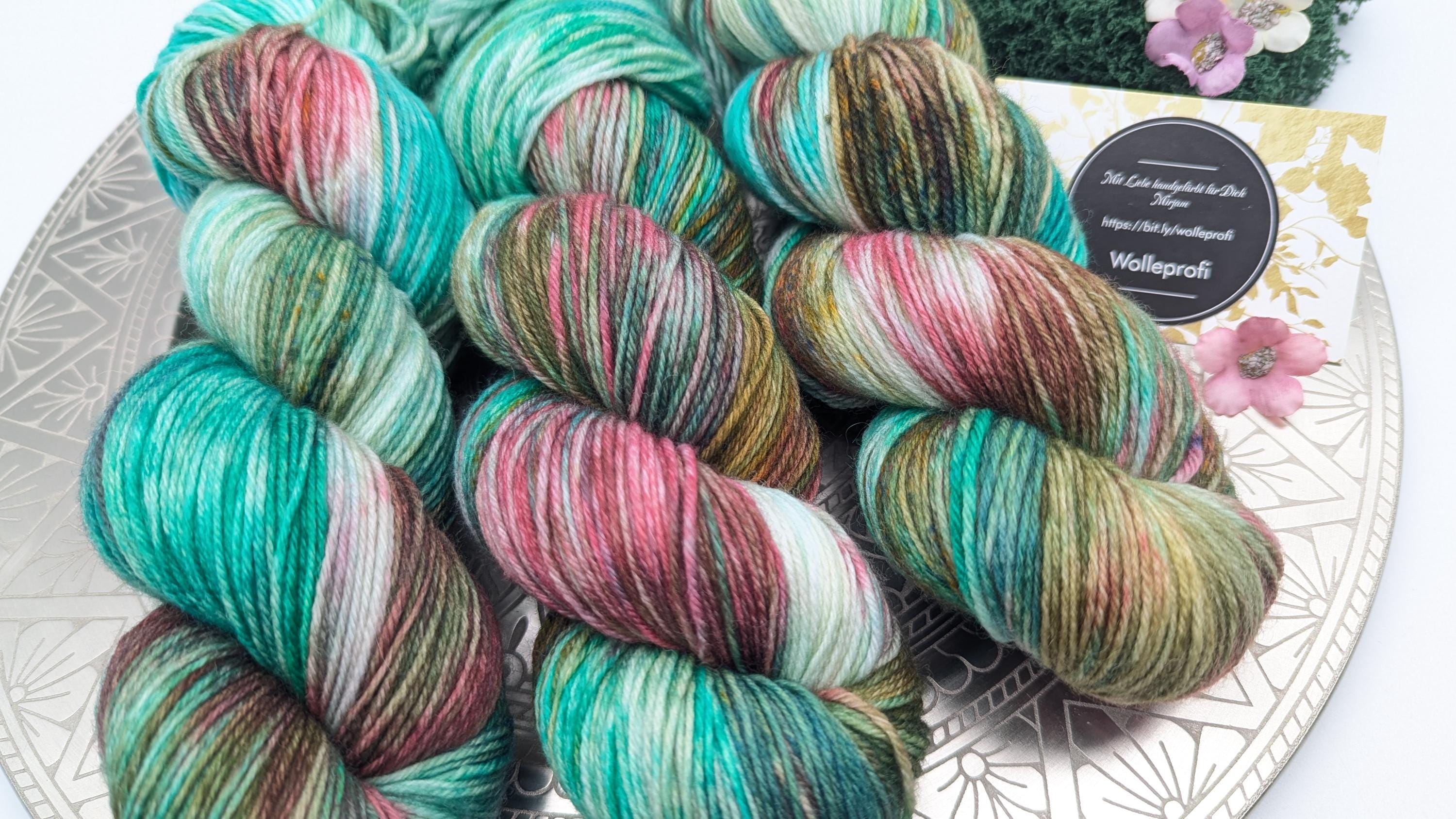 Handgefärbte Sockenwolle 4 fach 100g/420m LL Merino extrafine - "Waldlichtung" grün bordeaux