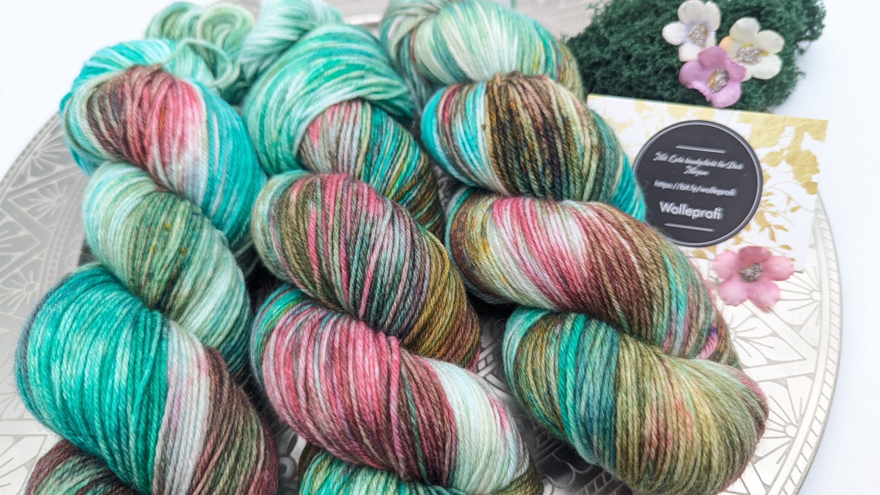 Handgefärbte Sockenwolle 4 fach 100g/420m LL Merino extrafine - "Waldlichtung" grün bordeaux