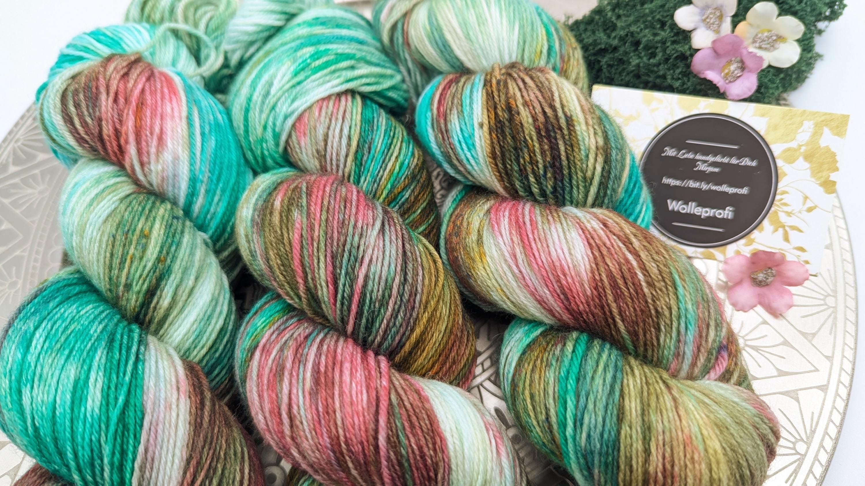 Handgefärbte Sockenwolle 4 fach 100g/420m LL Merino extrafine - "Waldlichtung" grün bordeaux