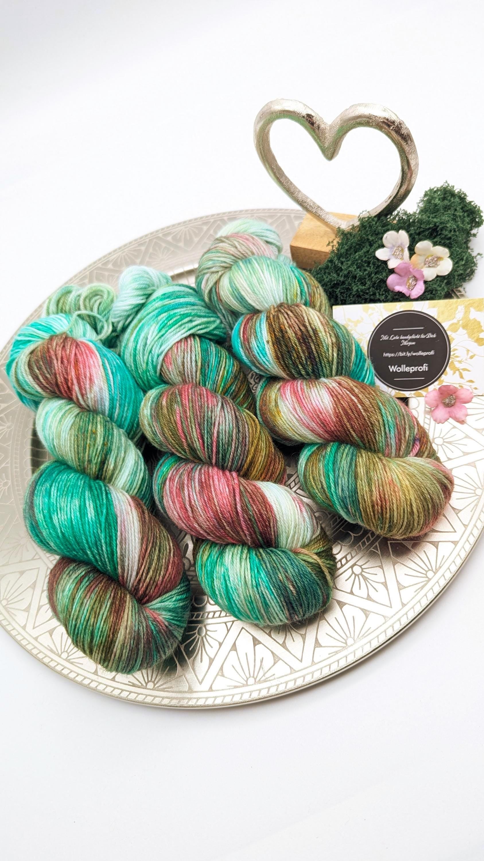 Handgefärbte Sockenwolle 4 fach 100g/420m LL Merino extrafine - "Waldlichtung" grün bordeaux