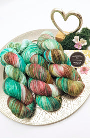 Handgefärbte Sockenwolle 4 fach 100g/420m LL Merino extrafine - "Waldlichtung" grün bordeaux