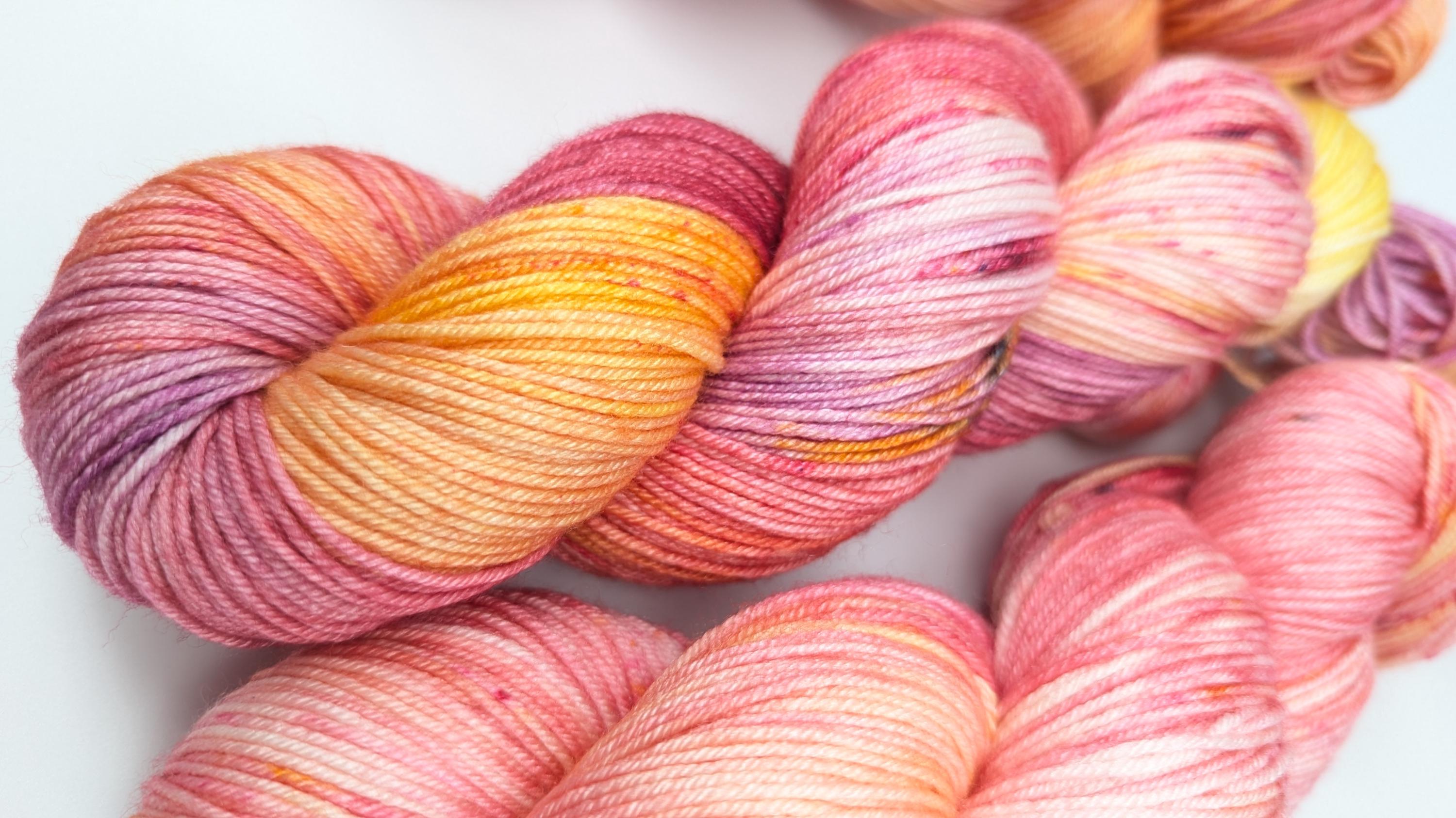 HANDGEFÄRBTES Luxusgarn 100g/400m Maulbeeerseide Merino extrafine  rosa pink gelb "Candy Mix"