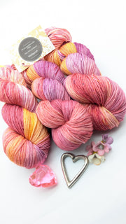 HANDGEFÄRBTES Luxusgarn 100g/400m Maulbeeerseide Merino extrafine rosa lila gelb Candy Mix 2"