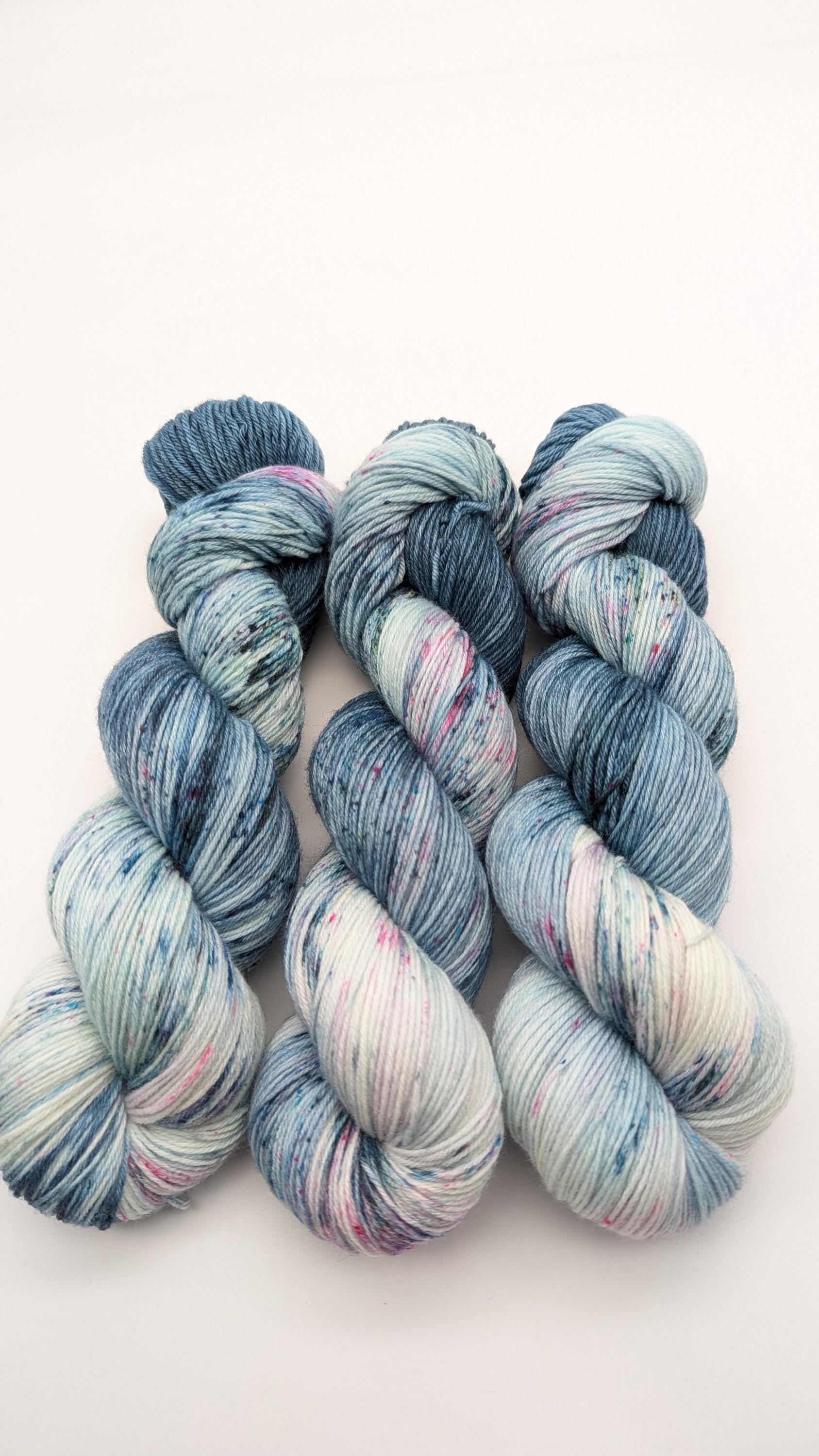 Handgefärbte Sockenwolle 4 fach High Twist 100g/400m LL Merino extrafine - "Gebirgssee" blau Speckels mulesingfrei handdyed