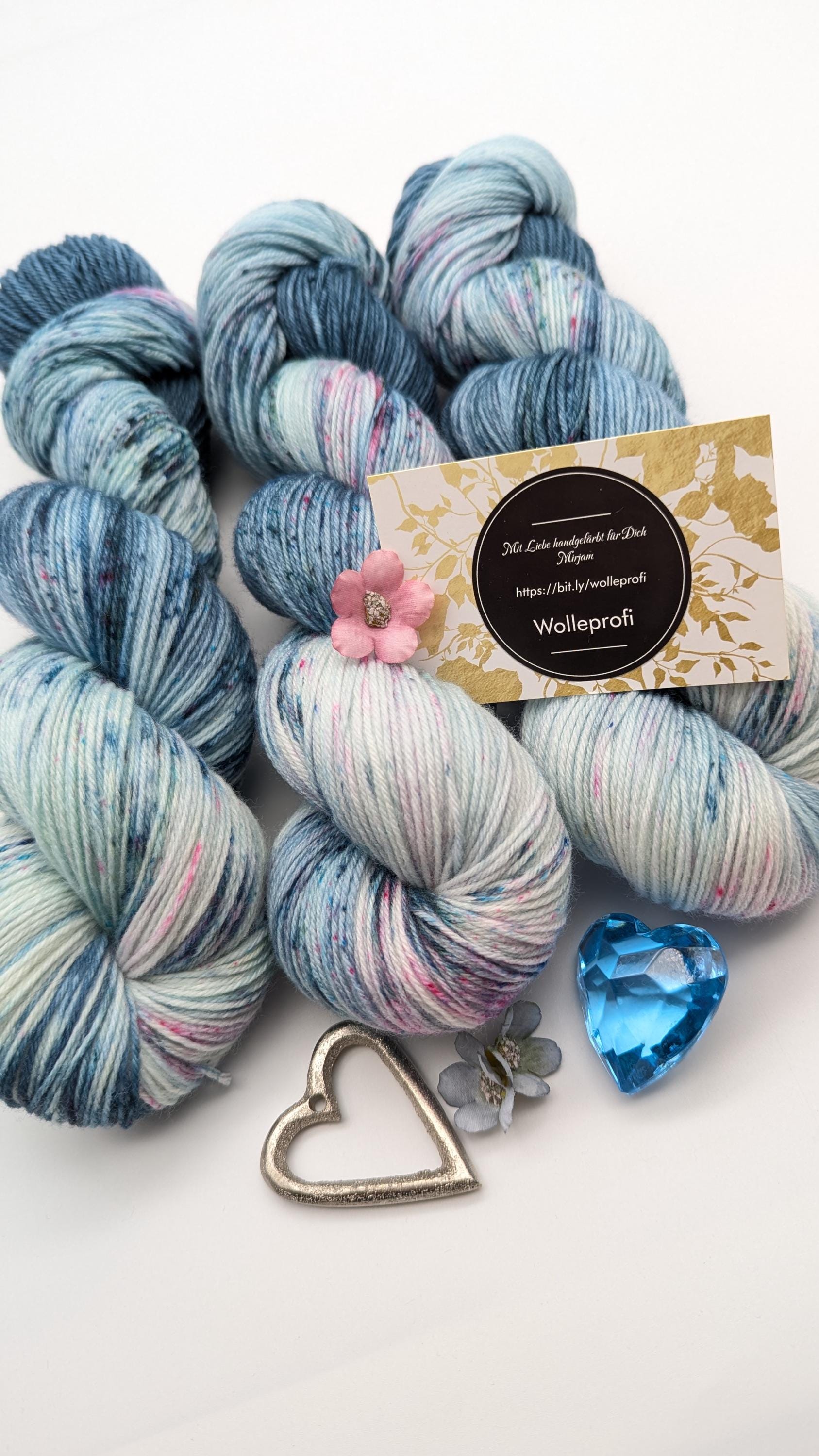 Handgefärbte Sockenwolle 4 fach High Twist 100g/400m LL Merino extrafine - "Gebirgssee" blau Speckels mulesingfrei handdyed