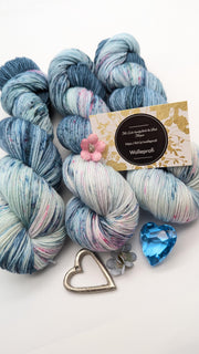 Handgefärbte Sockenwolle 4 fach High Twist 100g/400m LL Merino extrafine - "Gebirgssee" blau Speckels mulesingfrei handdyed