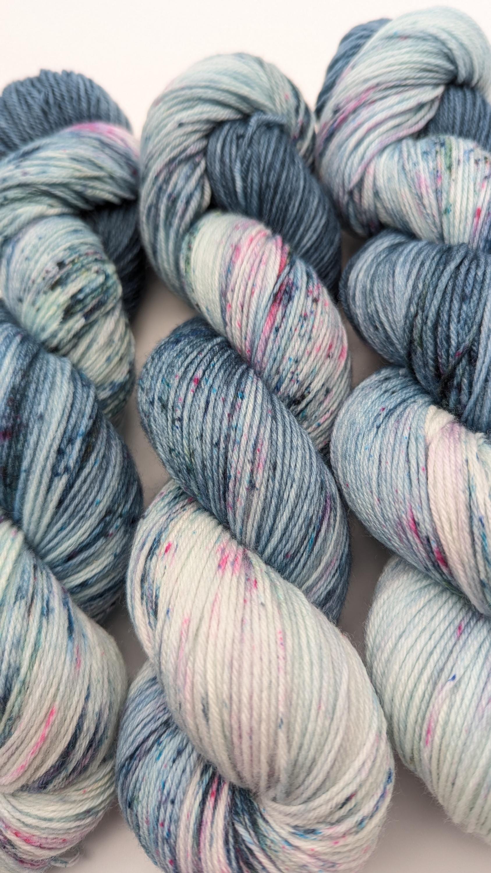 Handgefärbte Sockenwolle 4 fach High Twist 100g/400m LL Merino extrafine - "Gebirgssee" blau Speckels mulesingfrei handdyed