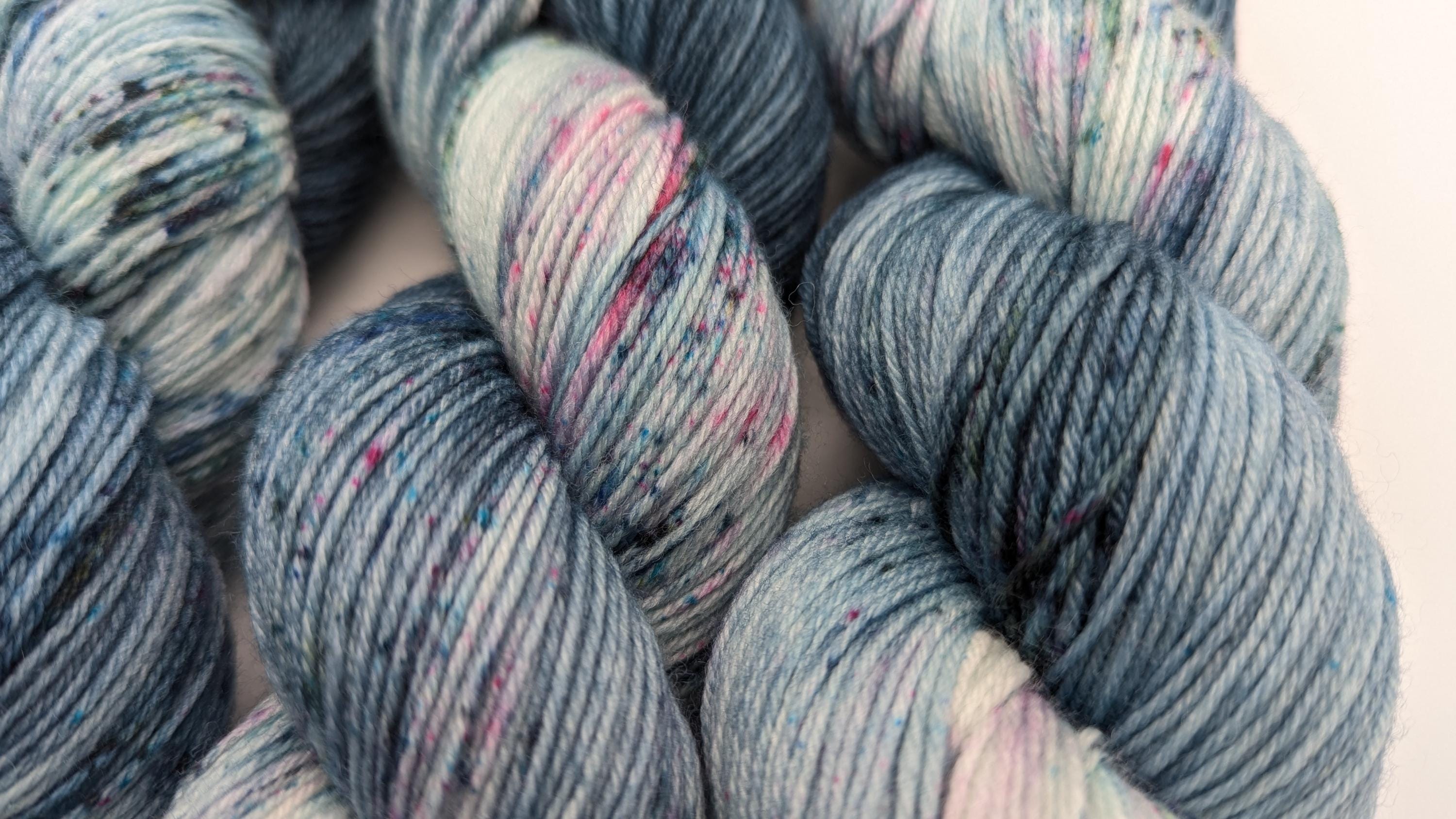 Handgefärbte Sockenwolle 4 fach High Twist 100g/400m LL Merino extrafine - "Gebirgssee" blau Speckels mulesingfrei handdyed