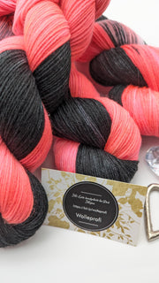 Handgefärbte Sockenwolle 4 fach High Twist 100g/400m LL Merino extrafine "Halloween Party" Pink neon