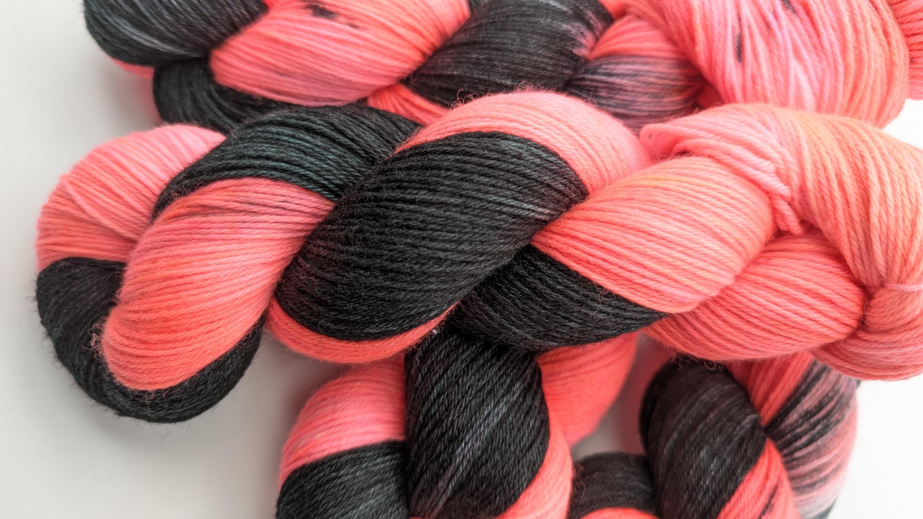 Handgefärbte Sockenwolle 4 fach High Twist 100g/400m LL Merino extrafine - "Halloween Party" Pink neon Stricken  mulesingfrei handdyed Sock