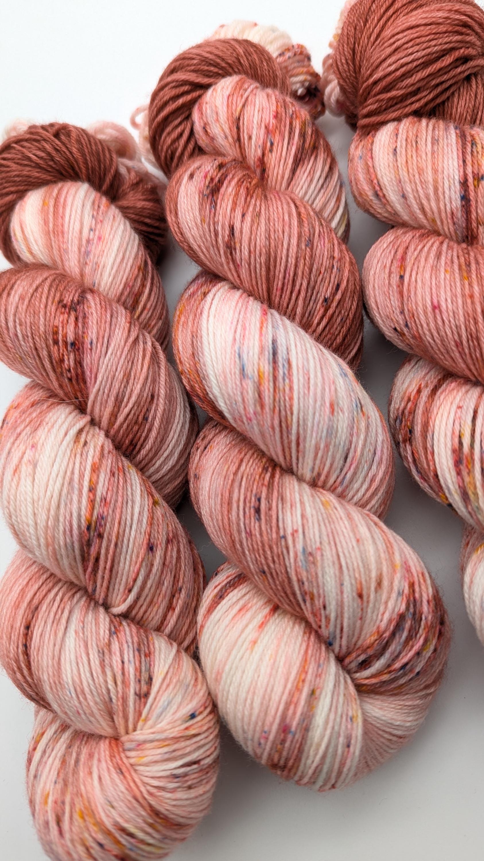 Handgefärbte Sockenwolle 4 fach High Twist 100g/400m Merino extrafine "Rosenholz" Speckels rotbraun