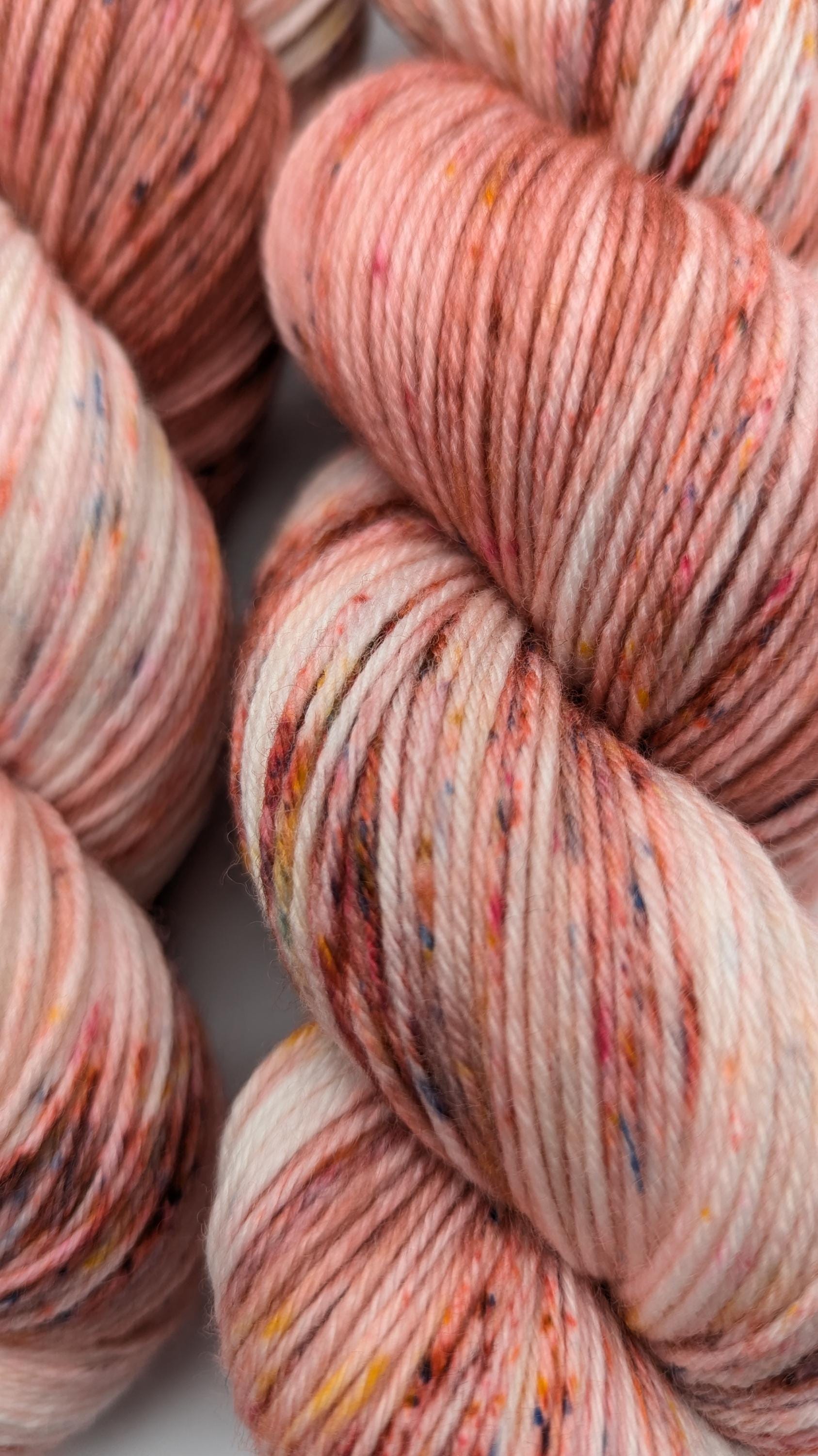 Handgefärbte Sockenwolle 4 fach High Twist 100g/400m Merino extrafine "Rosenholz" Speckels rotbraun