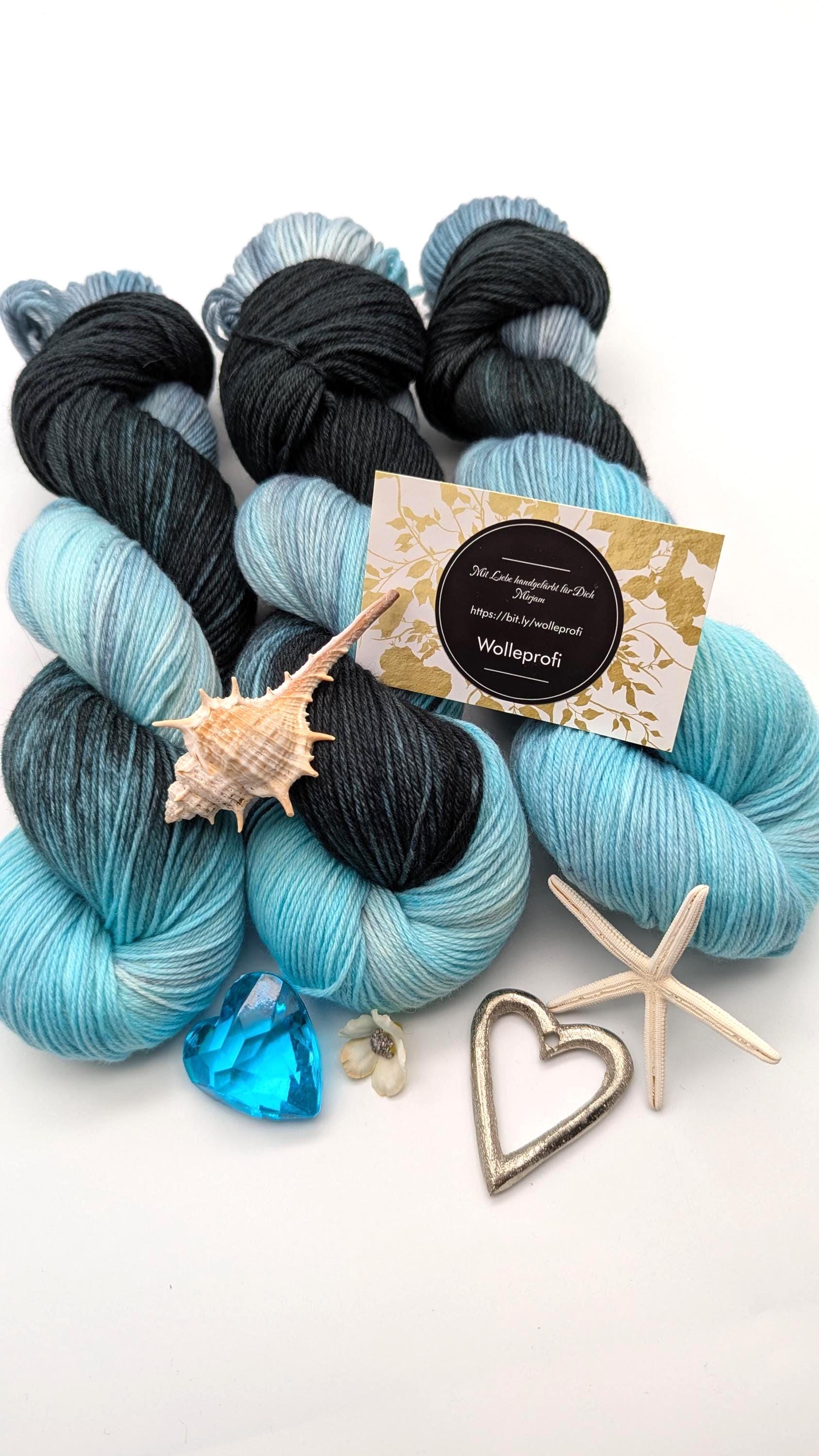 Handgefärbte Sockenwolle 4 fach High Twist 100g/400m LL Merino extrafine - "Meerestiefen" türkis blau