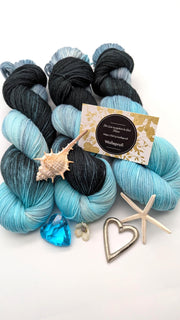 Handgefärbte Sockenwolle 4 fach High Twist 100g/400m LL Merino extrafine - "Meerestiefen" türkis blau