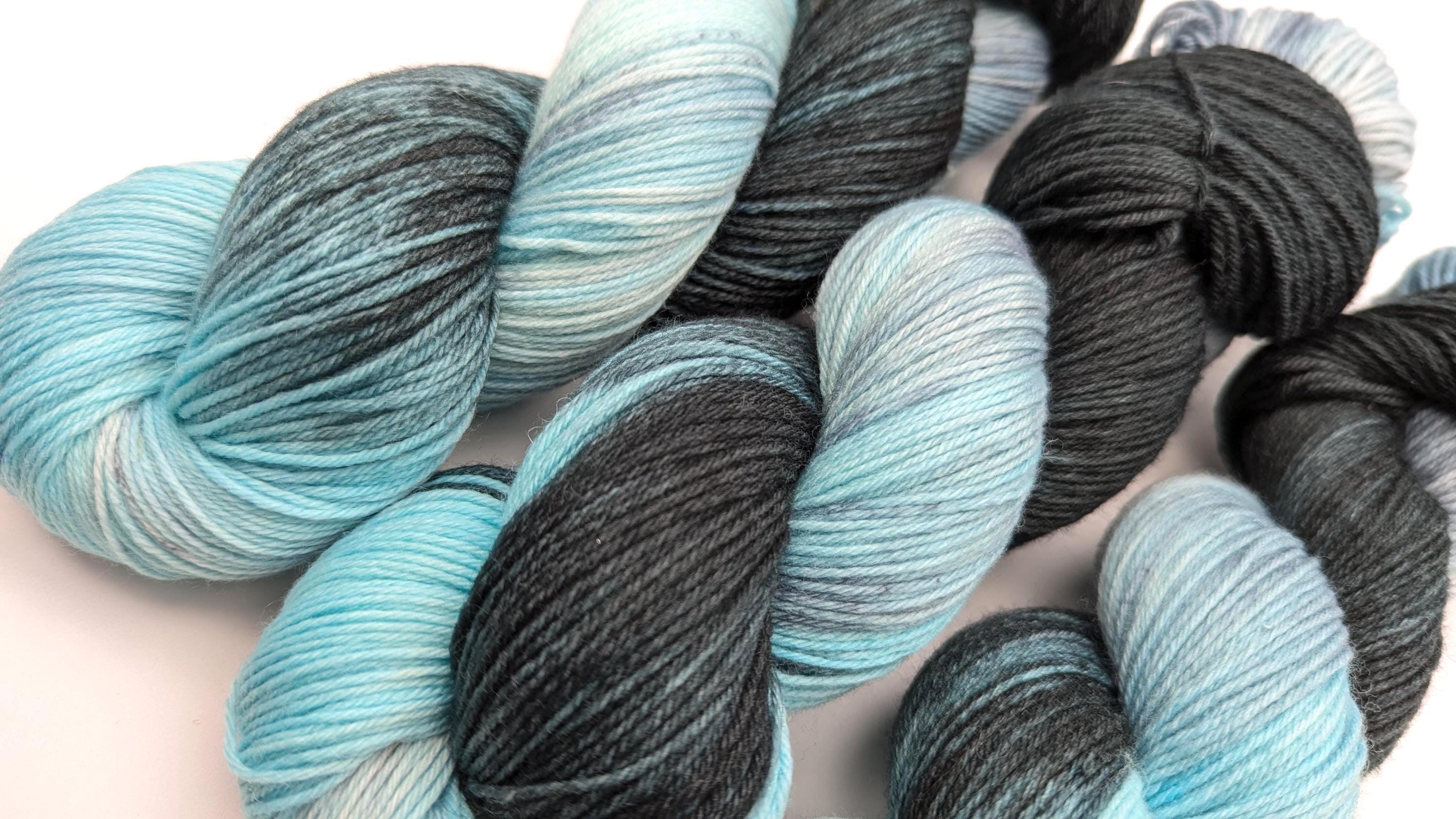 Handgefärbte Sockenwolle 4 fach High Twist 100g/400m LL Merino extrafine - "Meerestiefen" türkis blau