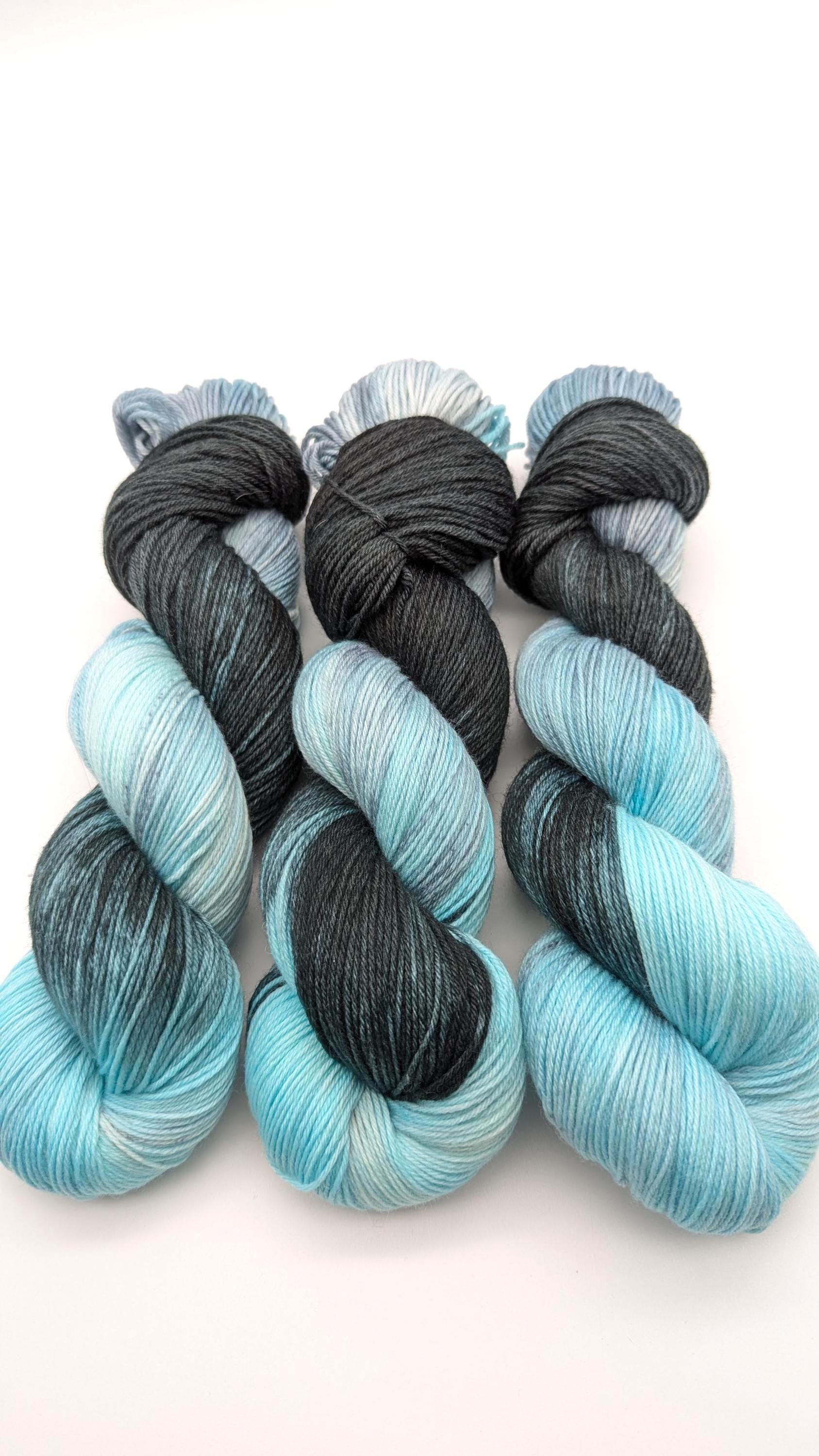 Handgefärbte Sockenwolle 4 fach High Twist 100g/400m LL Merino extrafine - "Meerestiefen" türkis blau